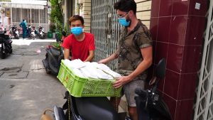Samaritan, friends cook meals, donate to less fortunate on streets around HCM City 1 161530 Pack bike